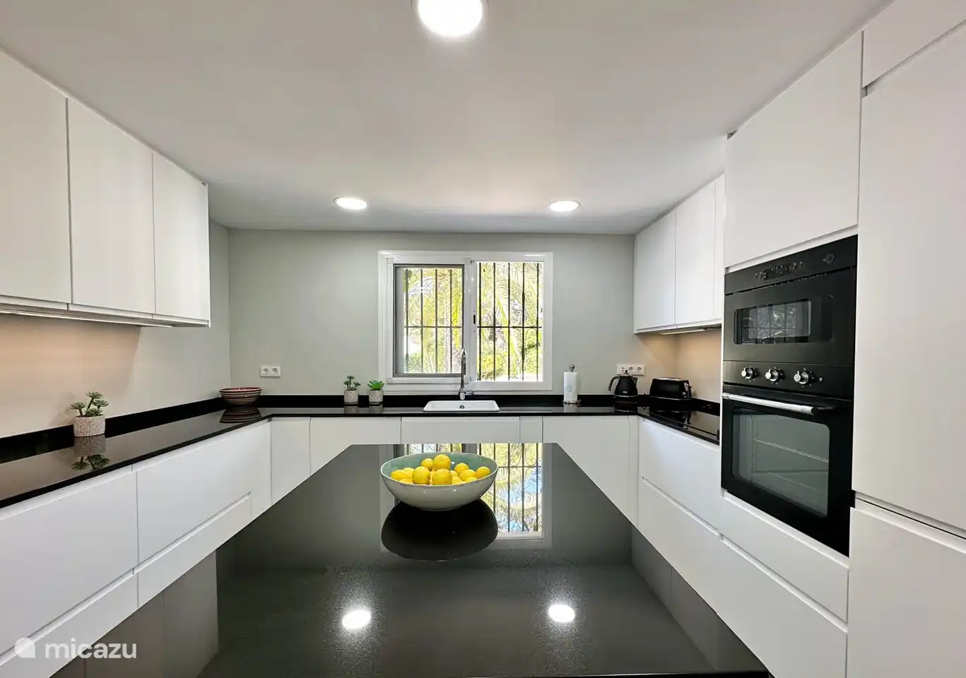 Die Küche verfügt über einen Geschirrspüler, eine Mikrowelle, einen Backofen, einen Kühlschrank mit Gefrierfach, eine Heißluftfritteuse, einen Mixer, eine Kaffeemaschine, eine Nespresso-Maschine, einen Sandwichmaker, einen Handmixer, einen Reiskocher/-dämpfer, eine elektrische Orangenpresse und eine Induktionsplatte. 