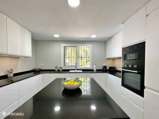 Villa Paradis | Espagne, Costa Blanca, Jávea - villa La cuisine est équipée d’un lave-vaisselle, d’un micro-ondes, d’un four, d’un réfrigérateur/congélateur, d’une friteuse à air, d’un mixeur, d’une cafetière, d’une machine Nespresso, d’une machine à sandwich, d’un batteur à main, d’un cuiseur à riz/cuiseur vapeur, d’un presse-agrumes électrique et d’une plaque à induction.