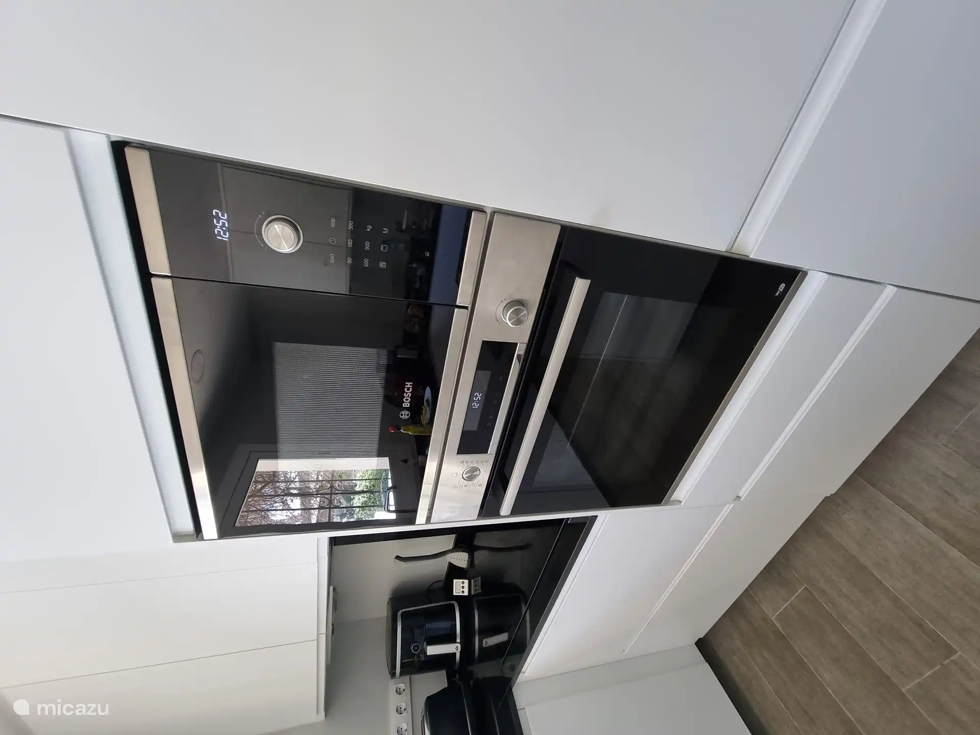 Leistungsstarker Backofen und Mikrowelle