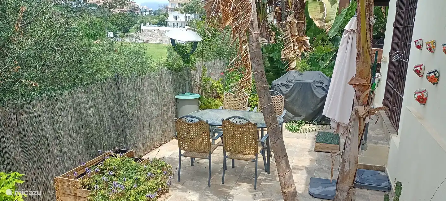 Terraza privada con vistas al campo de golf con barbacoa