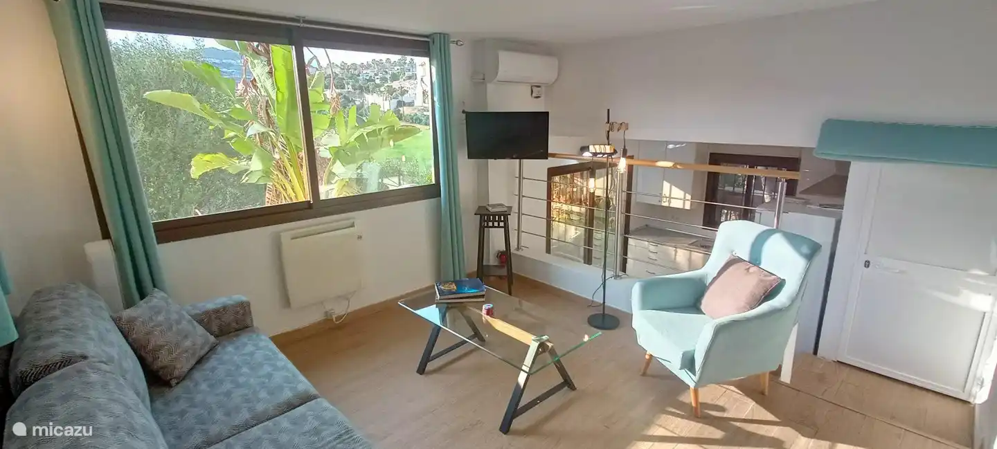 Sala de estar con acceso a la cocina