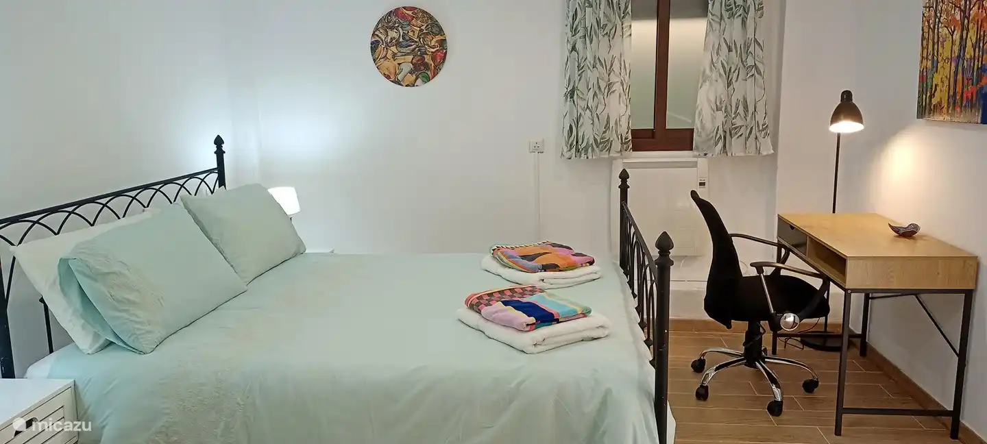 Dormitorio con &#225;rea de escritorio