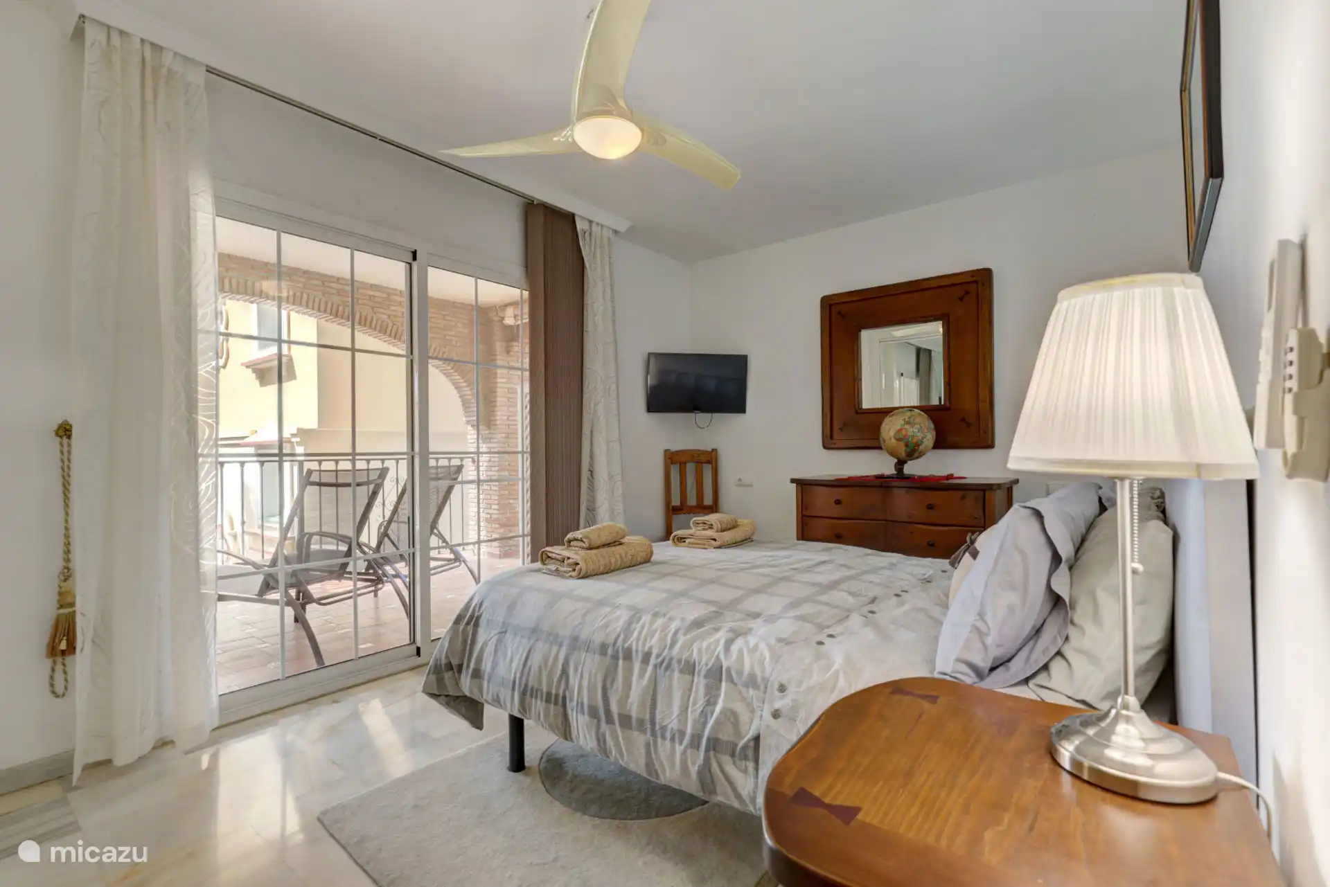 Hauptschlafzimmer mit eigenem Bad und Zugang zur Terrasse mit Blick auf Pool und Gärten