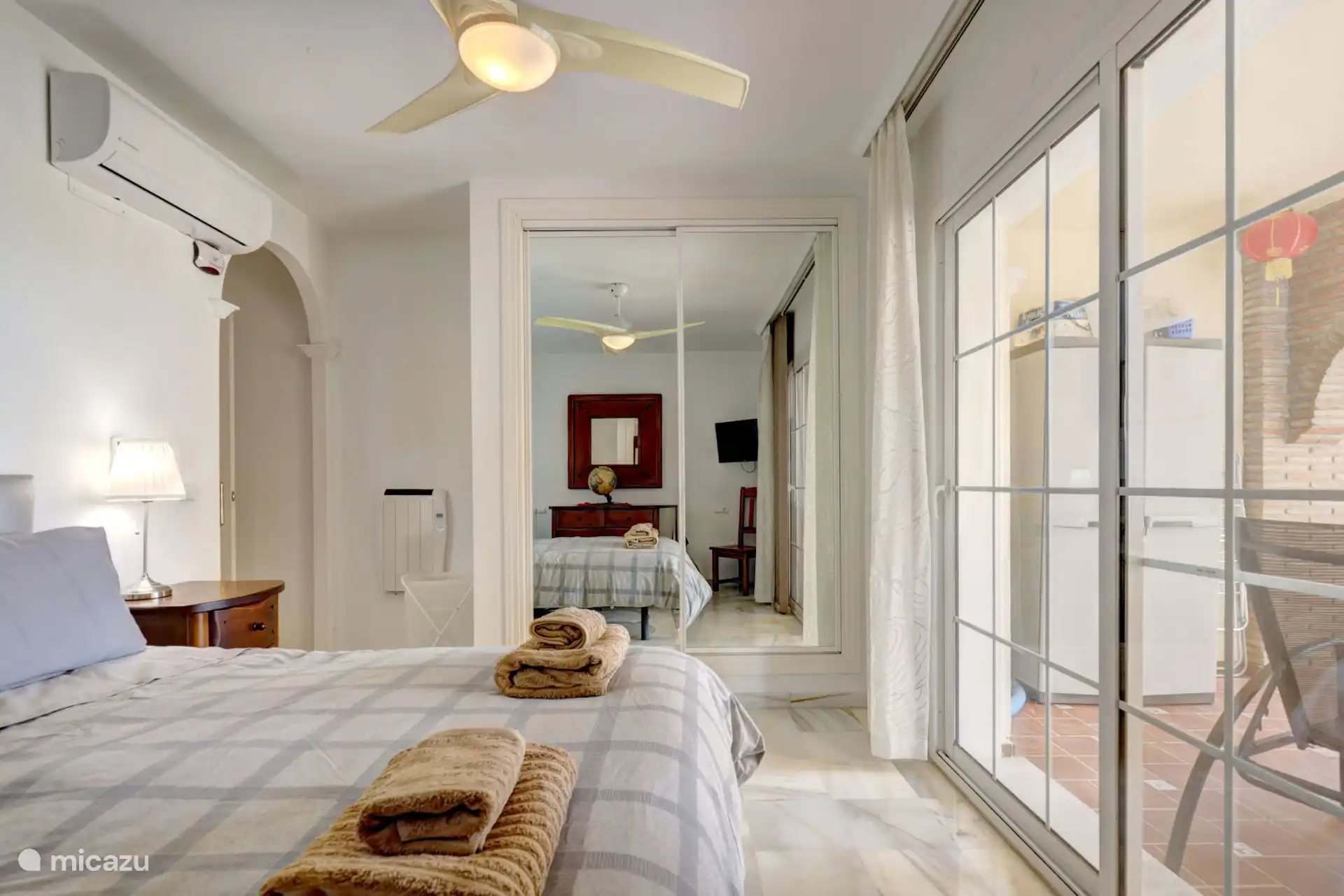 Hauptschlafzimmer mit eigenem Bad und Zugang zur Terrasse mit Blick auf Pool und Gärten