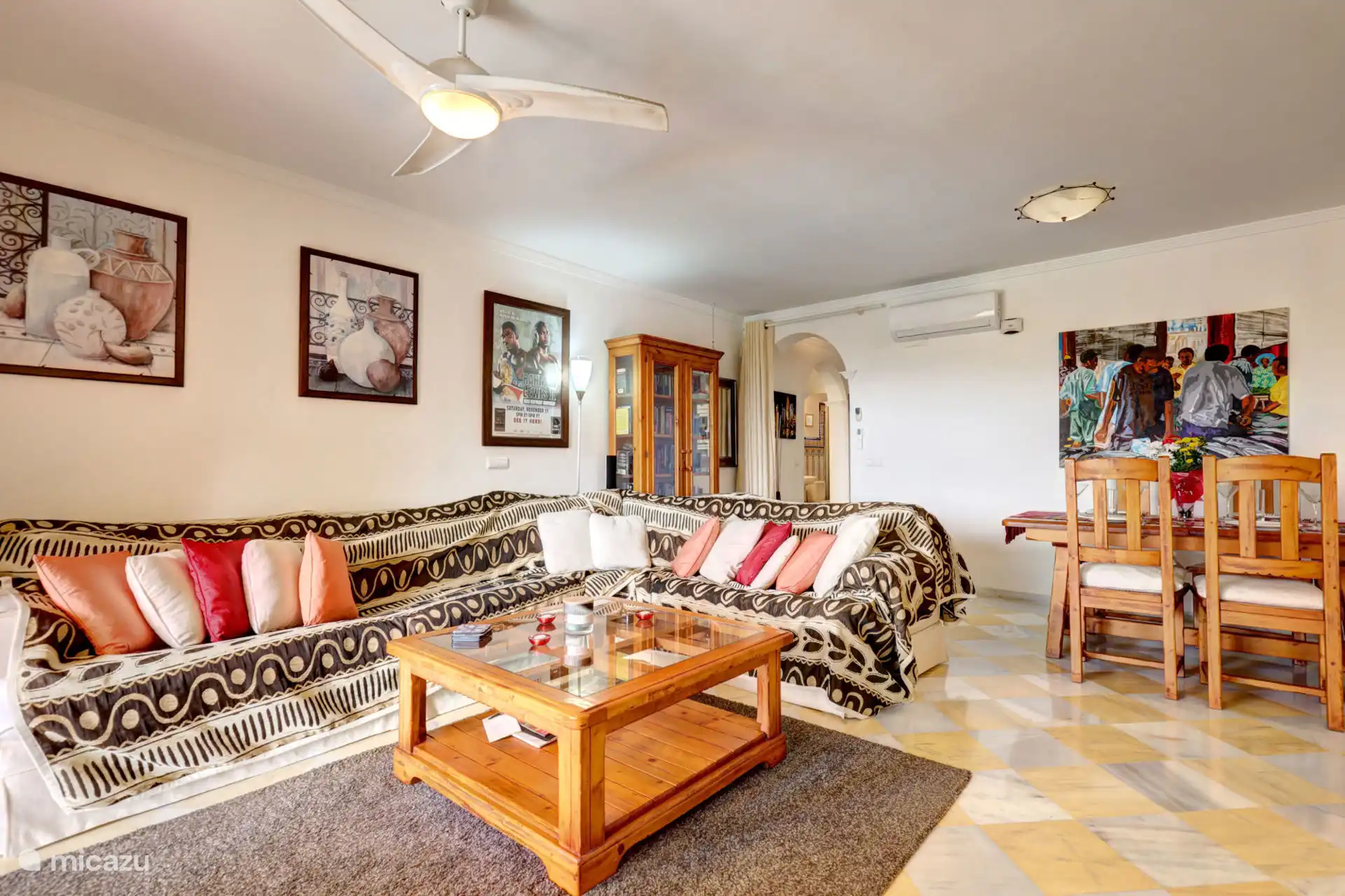 Lounge und Speisesaal mit Zugang zur Terrasse sowie Blick auf Pool und Garten