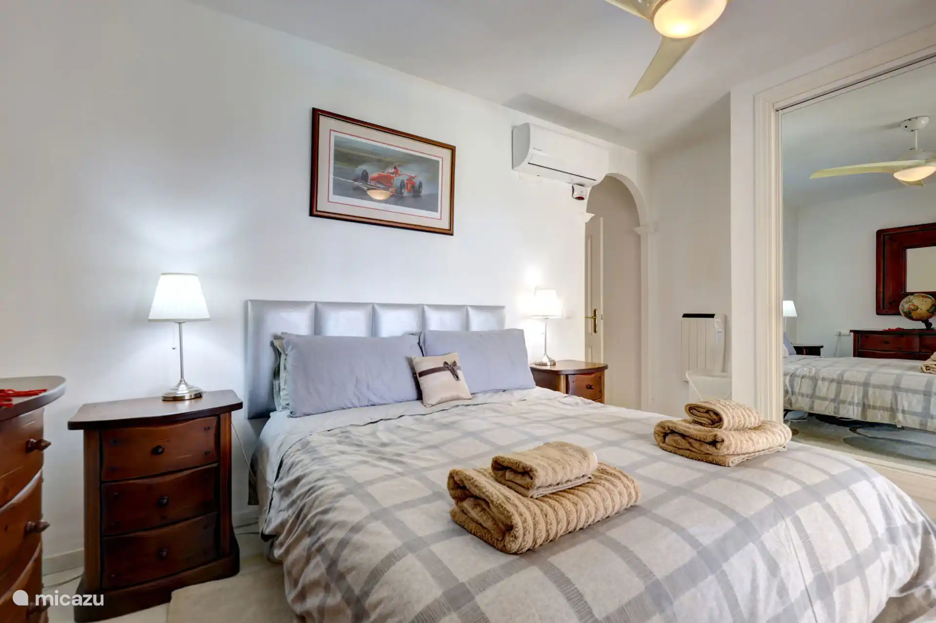 Hauptschlafzimmer mit eigenem Bad und Zugang zur Terrasse mit Blick auf Pool und Gärten