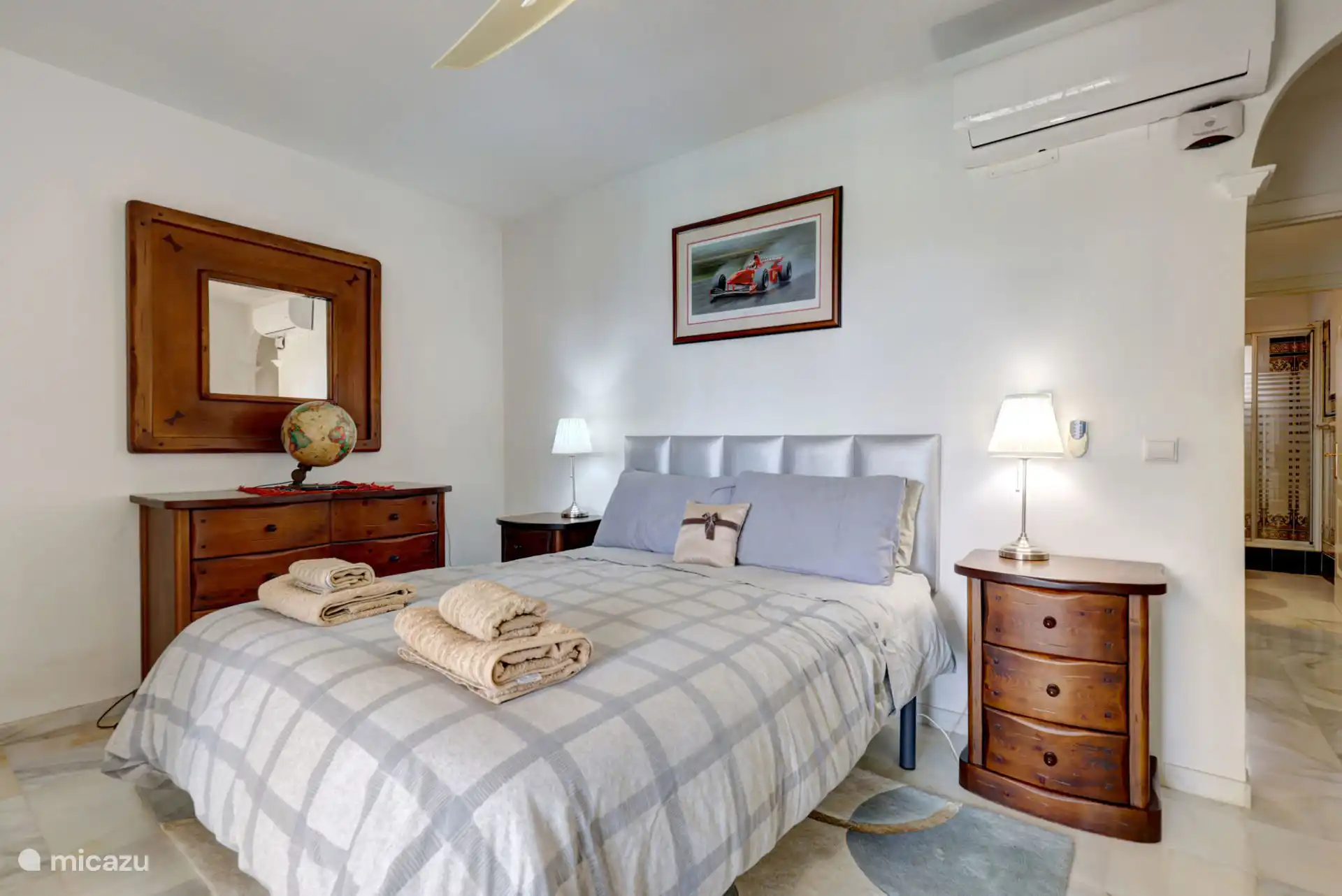 Hoofdslaapkamer met eigen badkamer en toegang tot het terras.