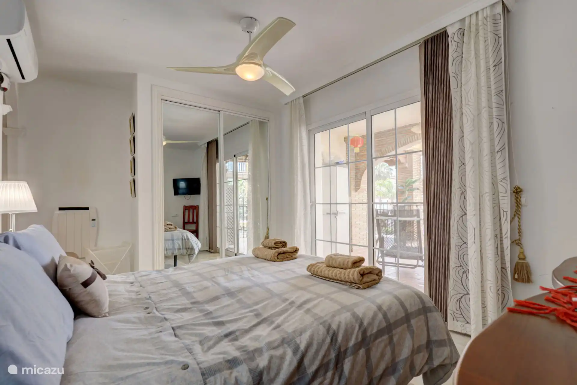 Hauptschlafzimmer mit eigenem Bad und Zugang zur Terrasse mit Blick auf Pool und Gärten