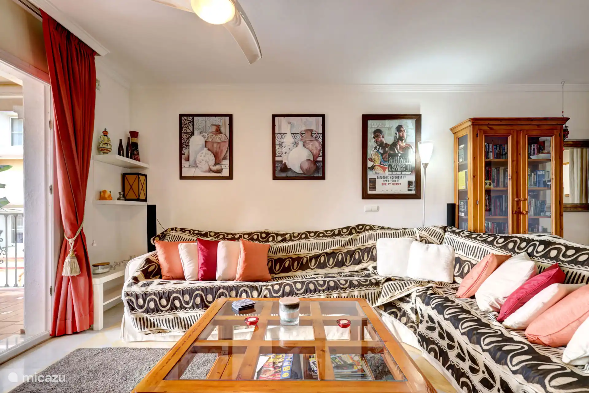 Zitkamer met toegang tot het terras met uitzicht op zwembad en tuin