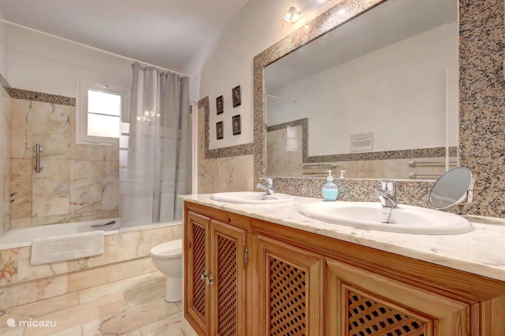 Ensuite badkamer en de hoofdslaapkamer