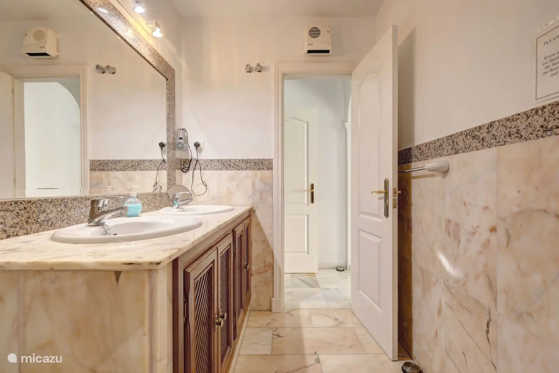 Ensuite badkamer en de hoofdslaapkamer