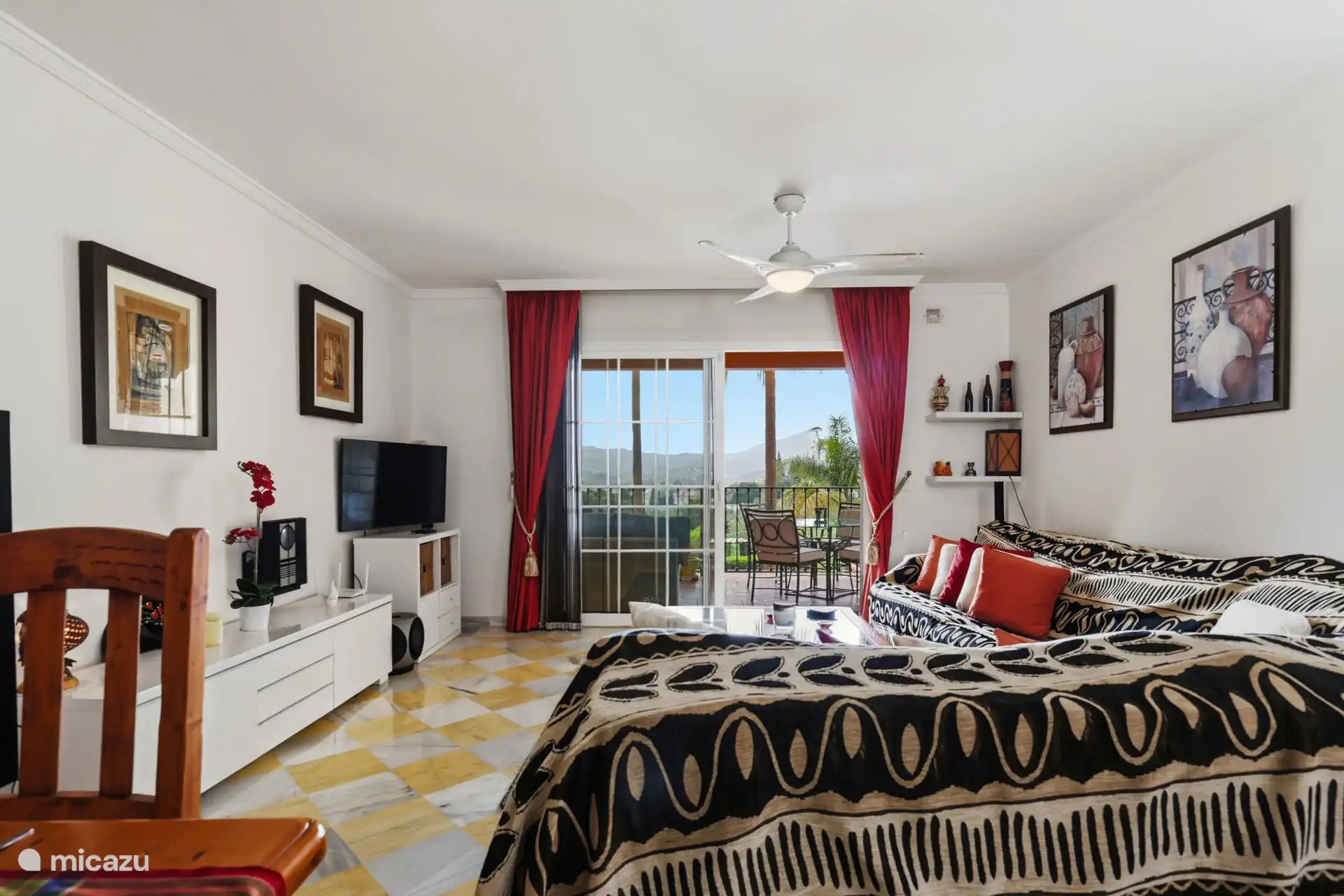 Lounge und Speisesaal mit Zugang zur Terrasse sowie Blick auf Pool und Garten