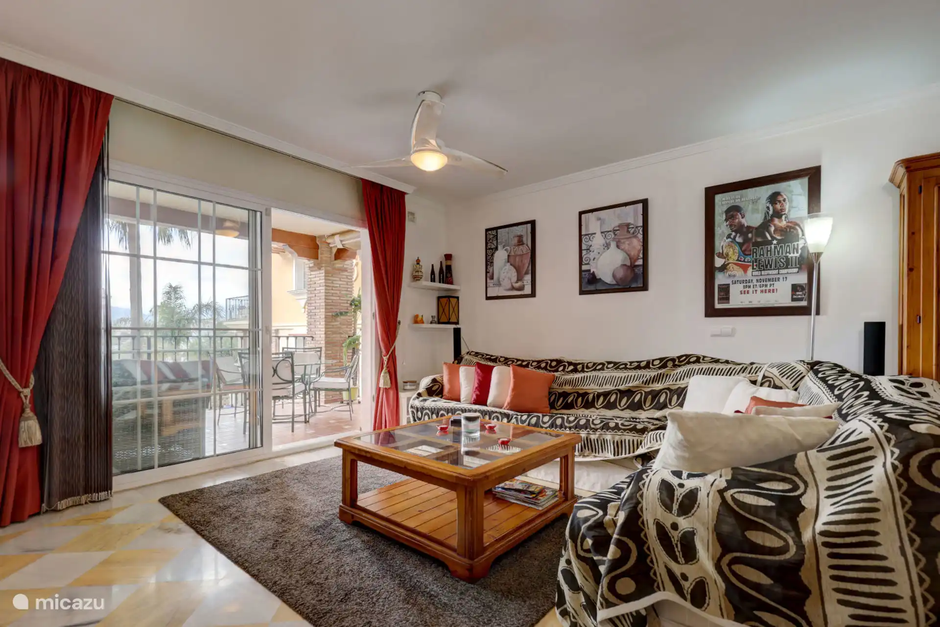 Lounge und Speisesaal mit Zugang zur Terrasse sowie Blick auf Pool und Garten