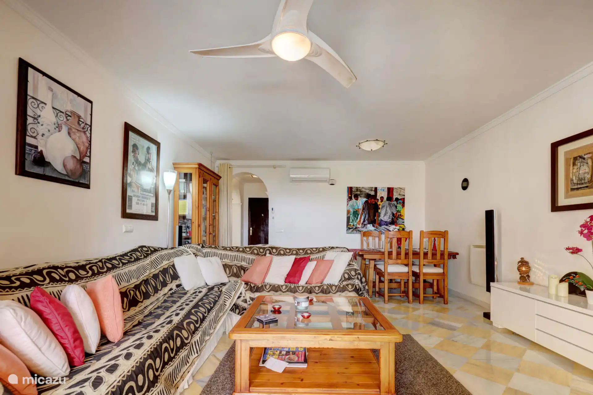 Lounge und Speisesaal mit Zugang zur Terrasse sowie Blick auf Pool und Garten