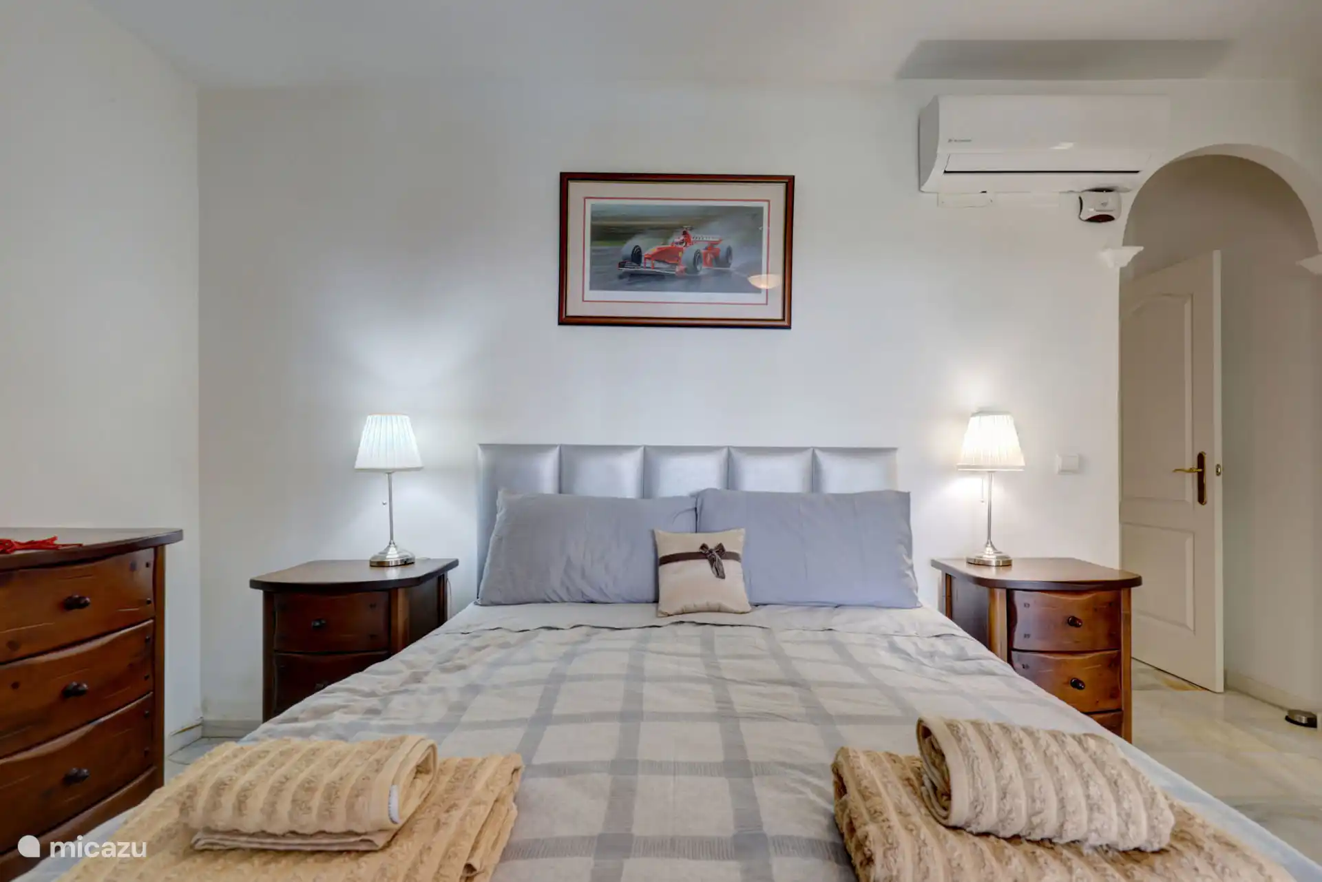 Hoofdslaapkamer met eigen badkamer en toegang tot het terras.