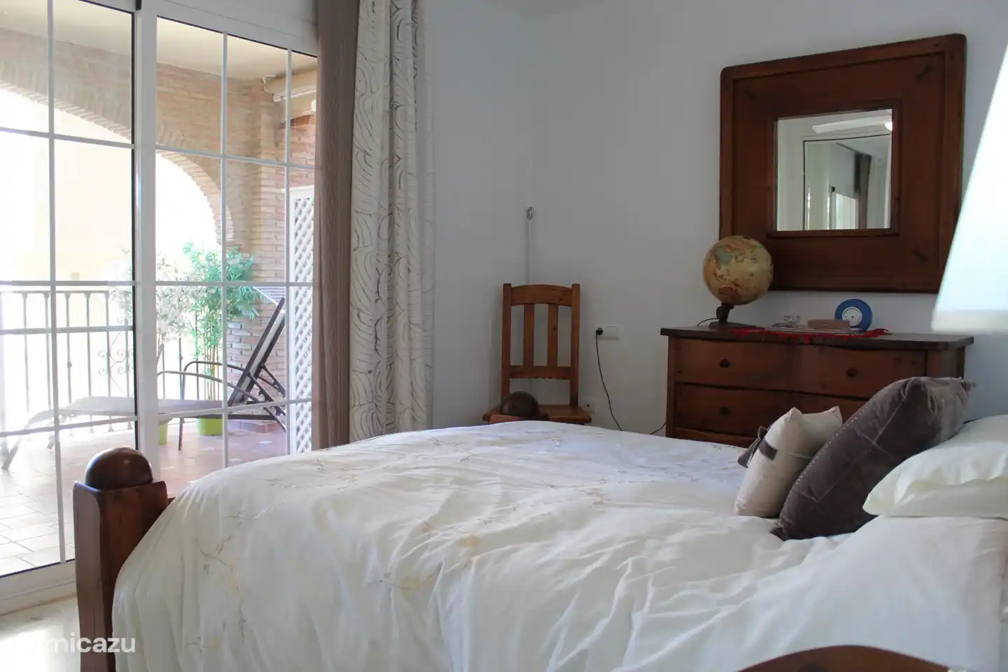 Hauptschlafzimmer mit Zugang zur Terrasse