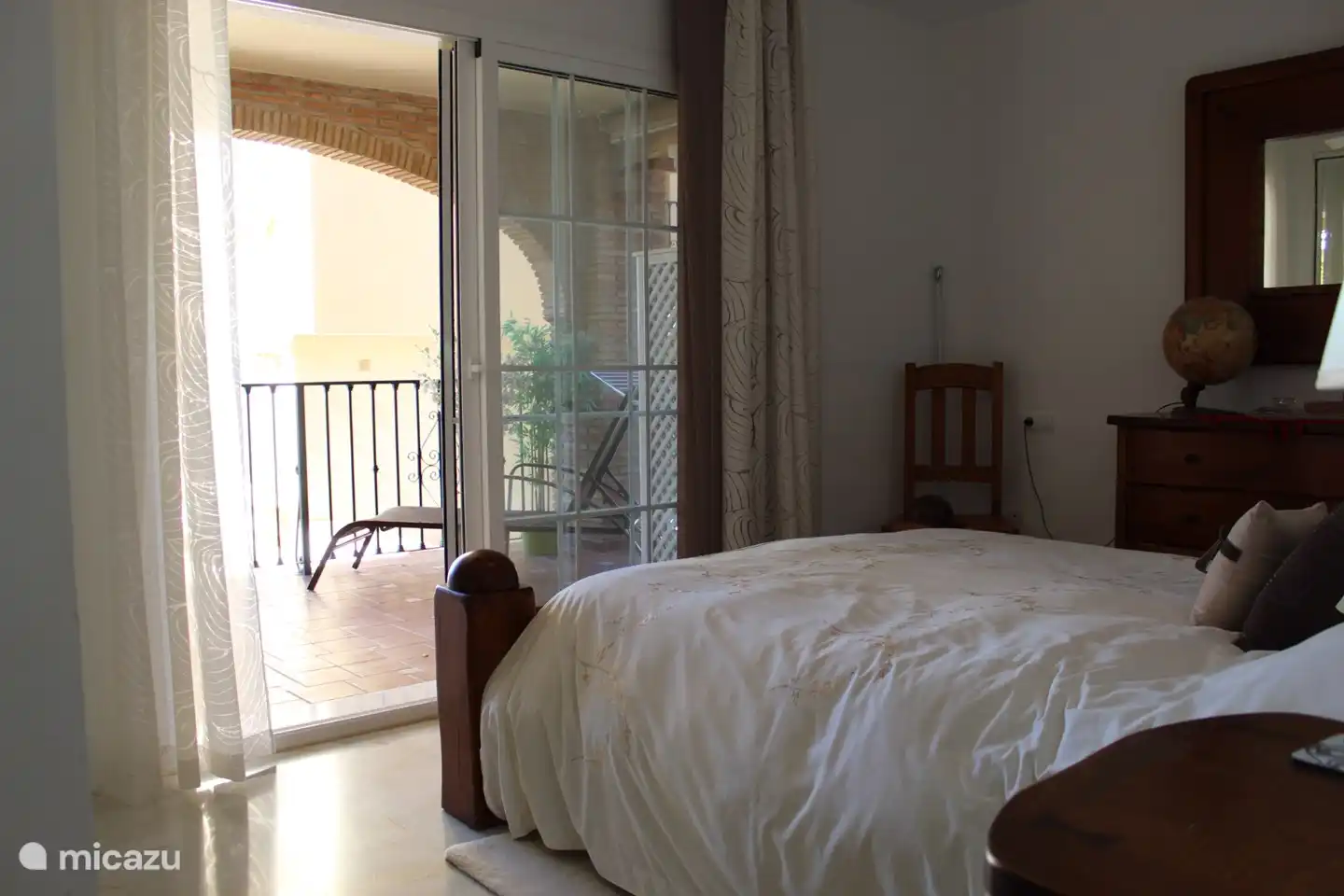 Hauptschlafzimmer mit Zugang zur Terrasse