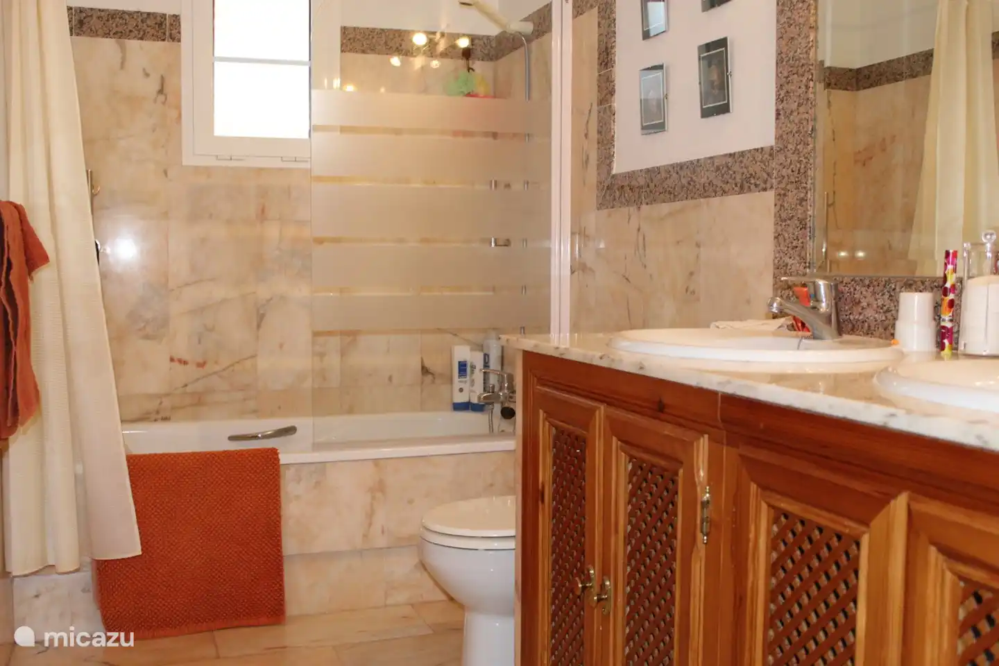 Hauptschlafzimmer mit eigenem Bad