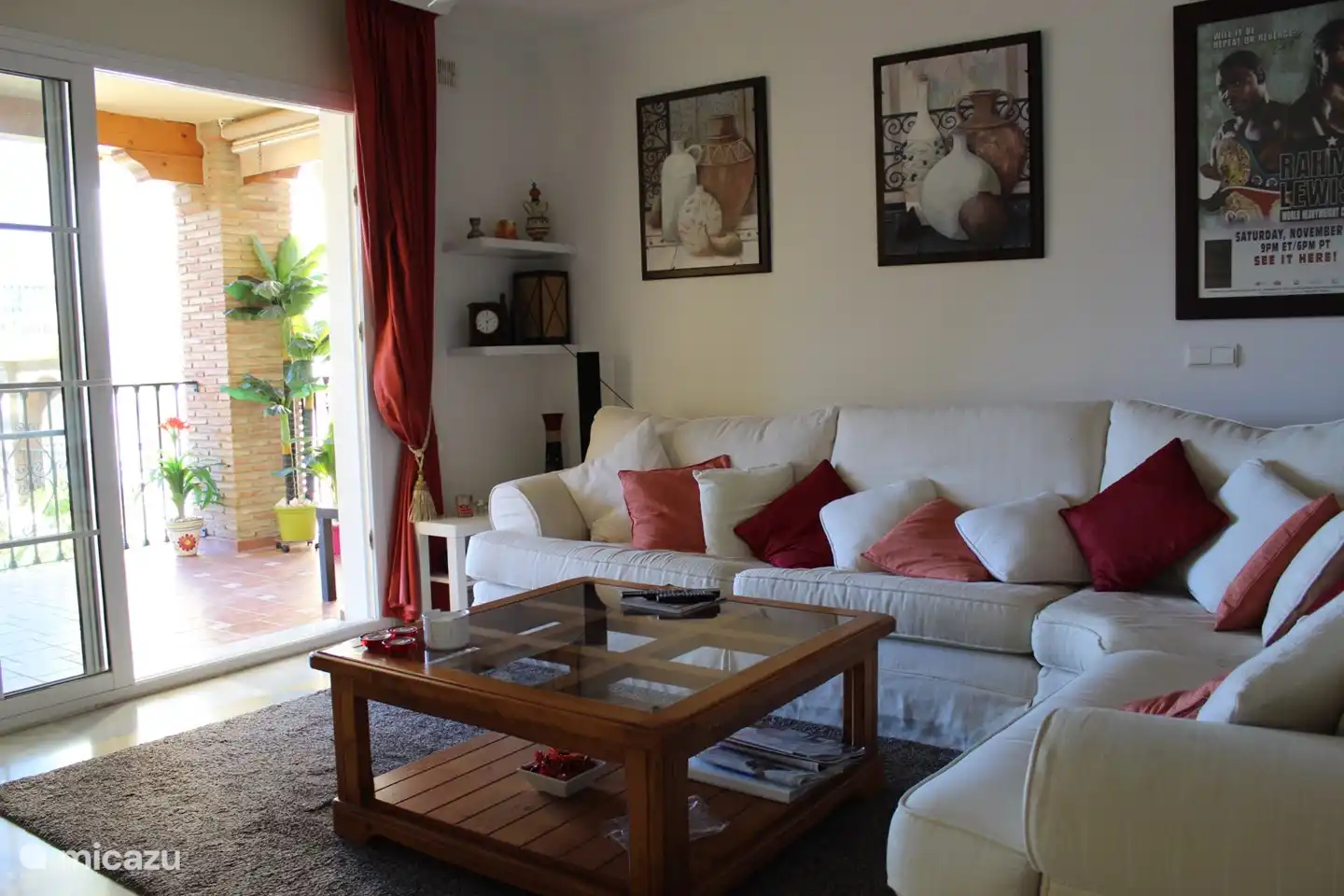 Wohnzimmer mit Zugang zur Terrasse