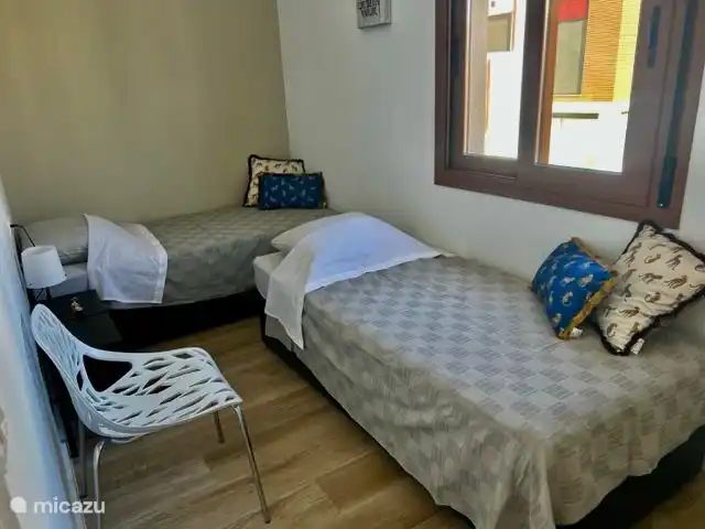 Ático de lujo con vistas al mar en España, Costa Cálida, Puerto de Mazarrón - apartamento Dormitorio 2 con 2 camas individuales y armario.