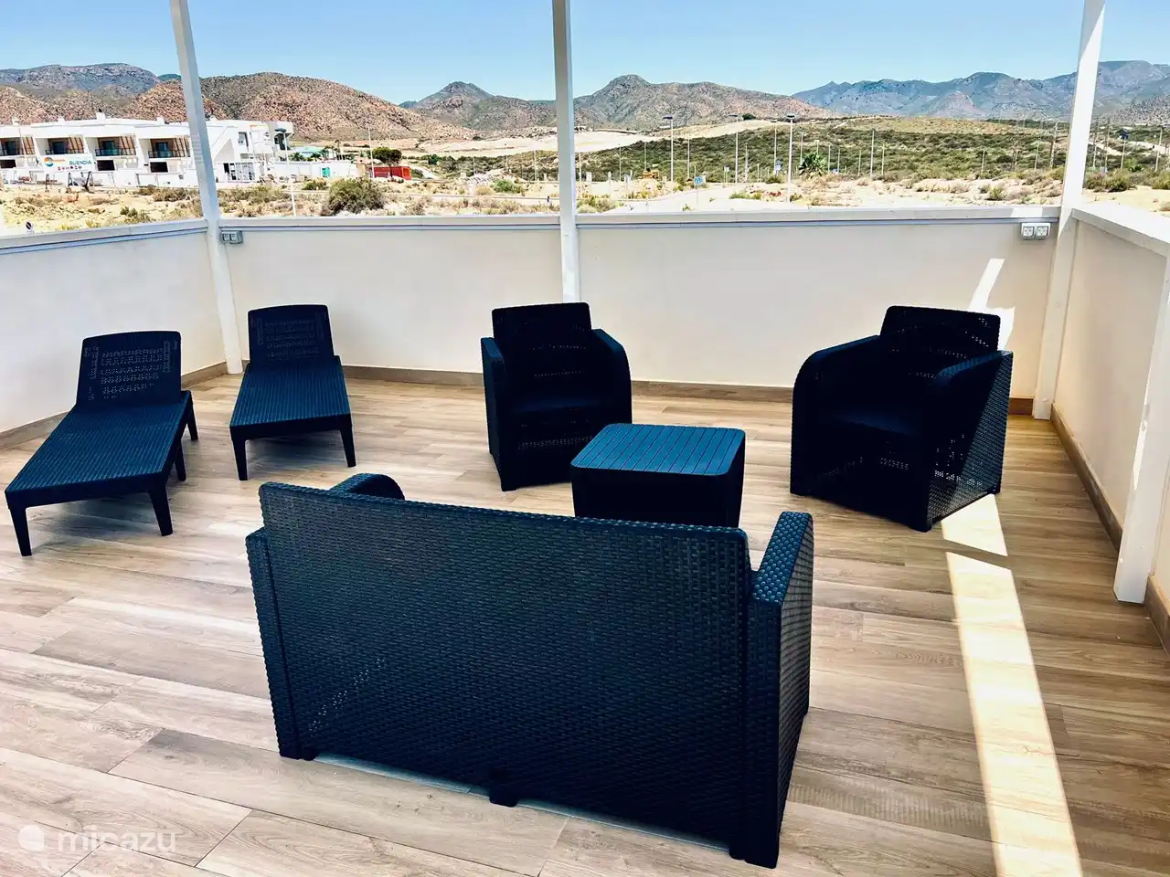 Ensemble salon avec transats, sur le solarium, avec vue sur les montagnes