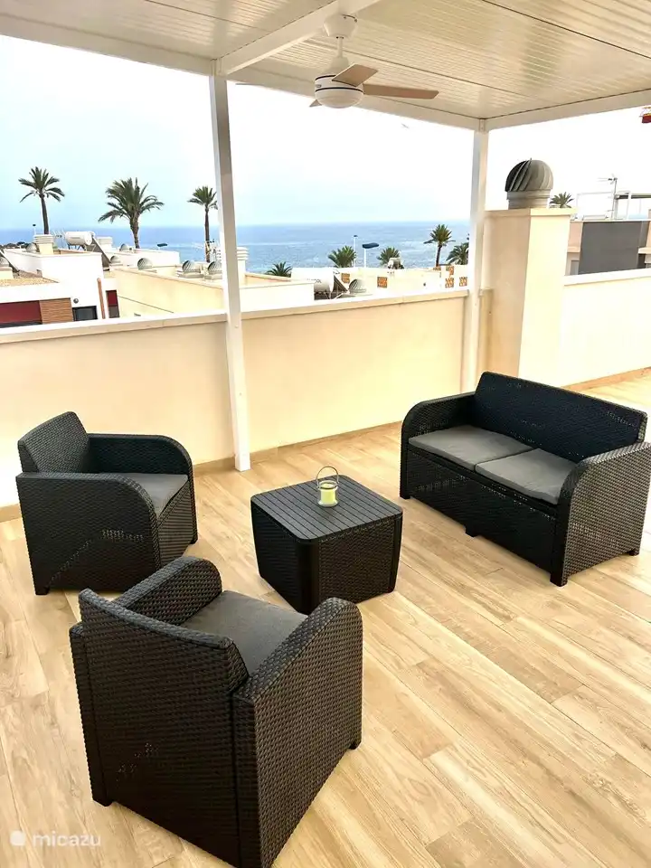 Vue depuis le solarium avec auvent sur la mer