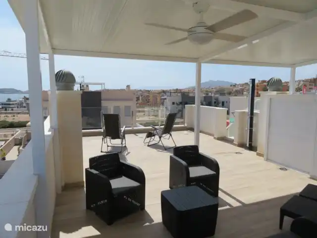Ático de lujo con vistas al mar en España, Costa Cálida, Puerto de Mazarrón - apartamento El hermoso gran solarium cubierto.