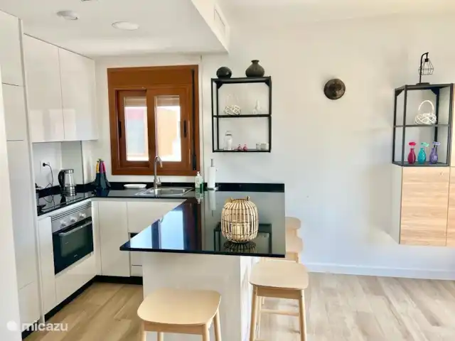 Ático de lujo con vistas al mar en España, Costa Cálida, Puerto de Mazarrón - apartamento Cocina de lujo con horno, frigorífico y lavavajillas.