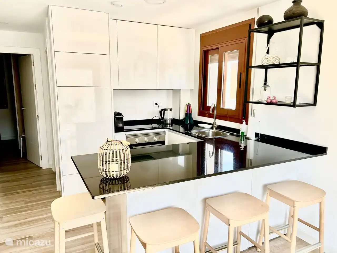 Cuisine de luxe avec four, réfrigérateur et lave-vaisselle