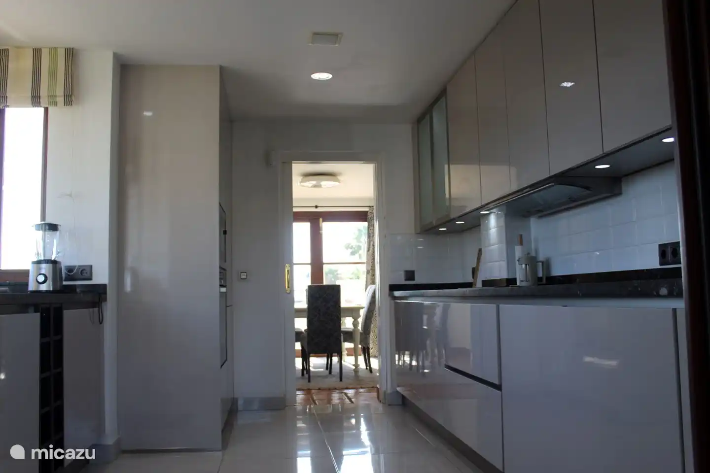 Cocina totalmente equipada con acceso directo al comedor.