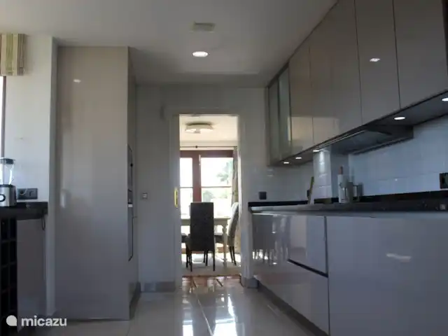 Maison 3 Chambres, Tennis+Piscine, Miraflores | Espagne, Costa del Sol, Riviera Del Sol - maison de ville Cuisine entièrement équipée avec accès direct à la salle à manger.