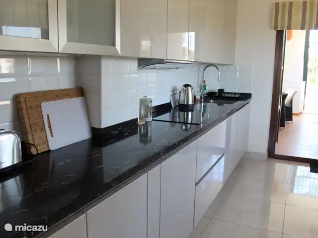 Maison 3 Chambres, Tennis+Piscine, Miraflores | Espagne, Costa del Sol, Riviera Del Sol - maison de ville Cuisine entièrement équipée avec accès direct à la terrasse