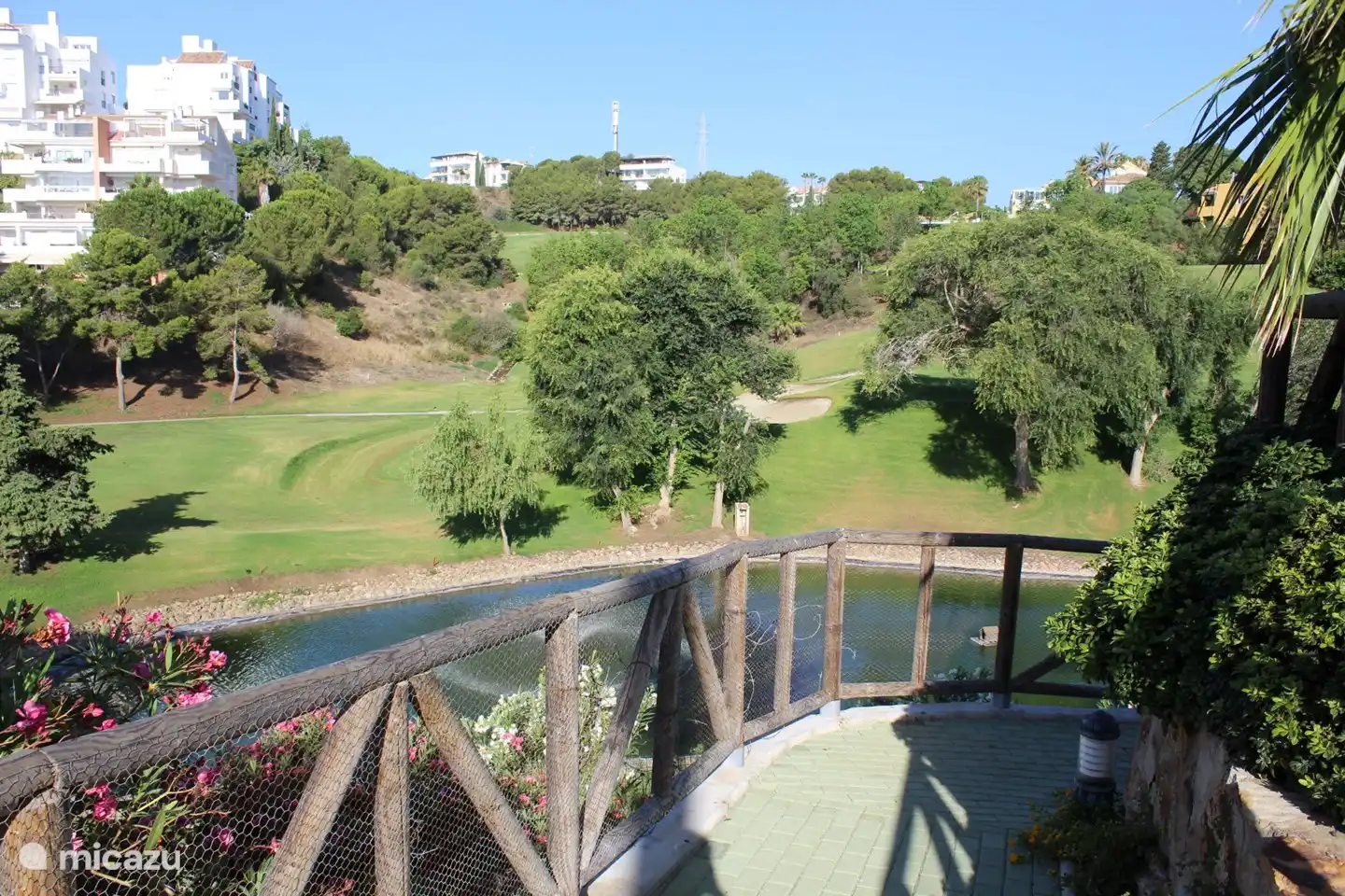 Campo de golf junto a la piscina 1