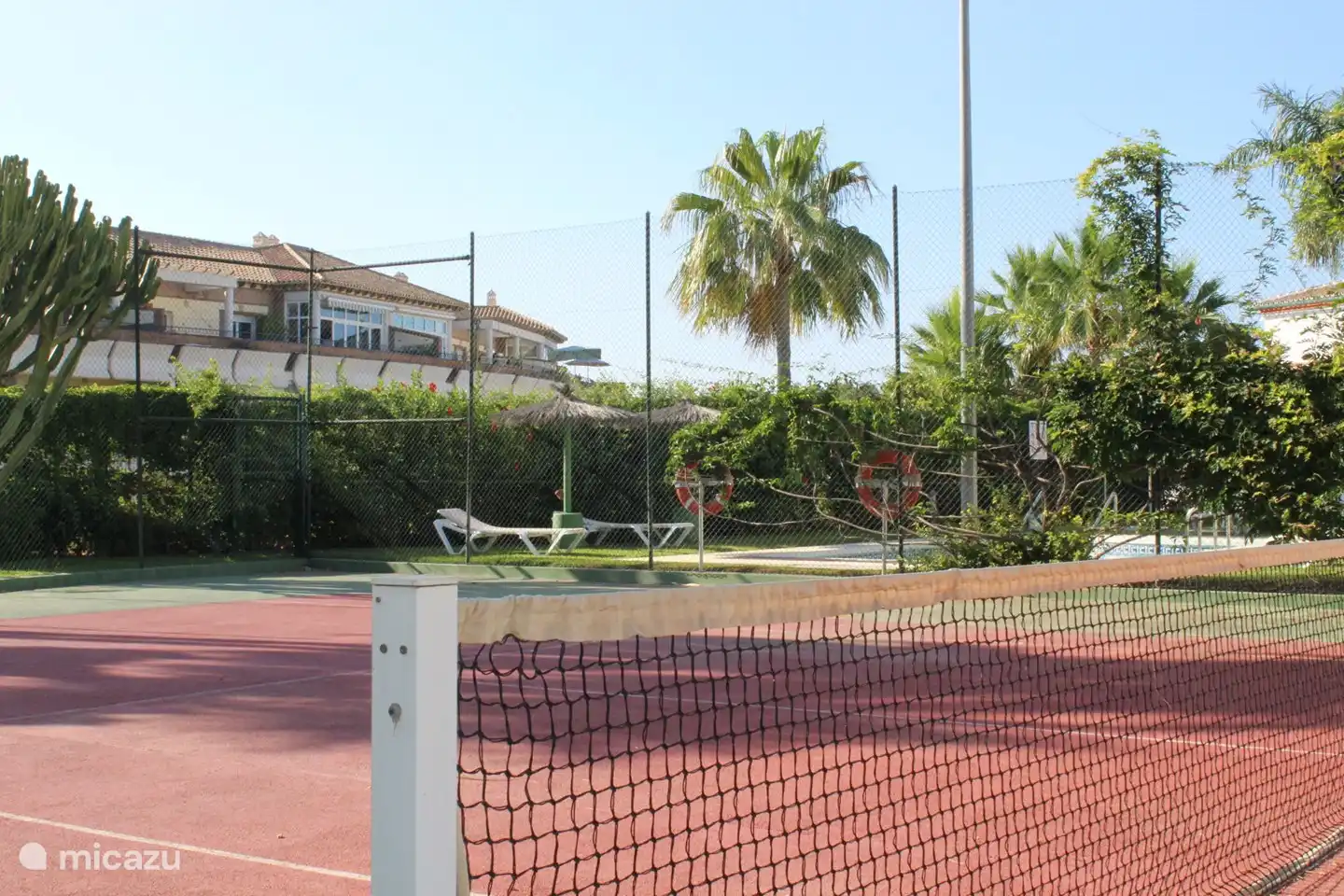 Cancha de tenis junto a la piscina 2