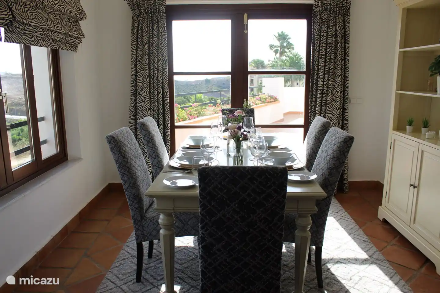 Comedor con acceso a la terraza delantera