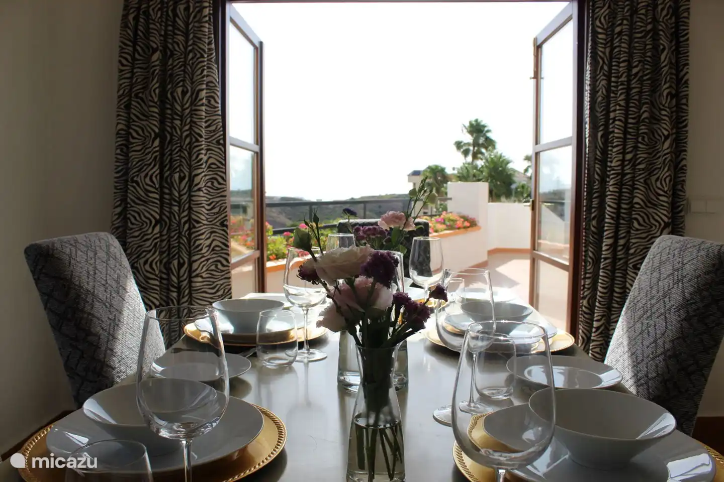 Comedor con acceso a la terraza de entrada