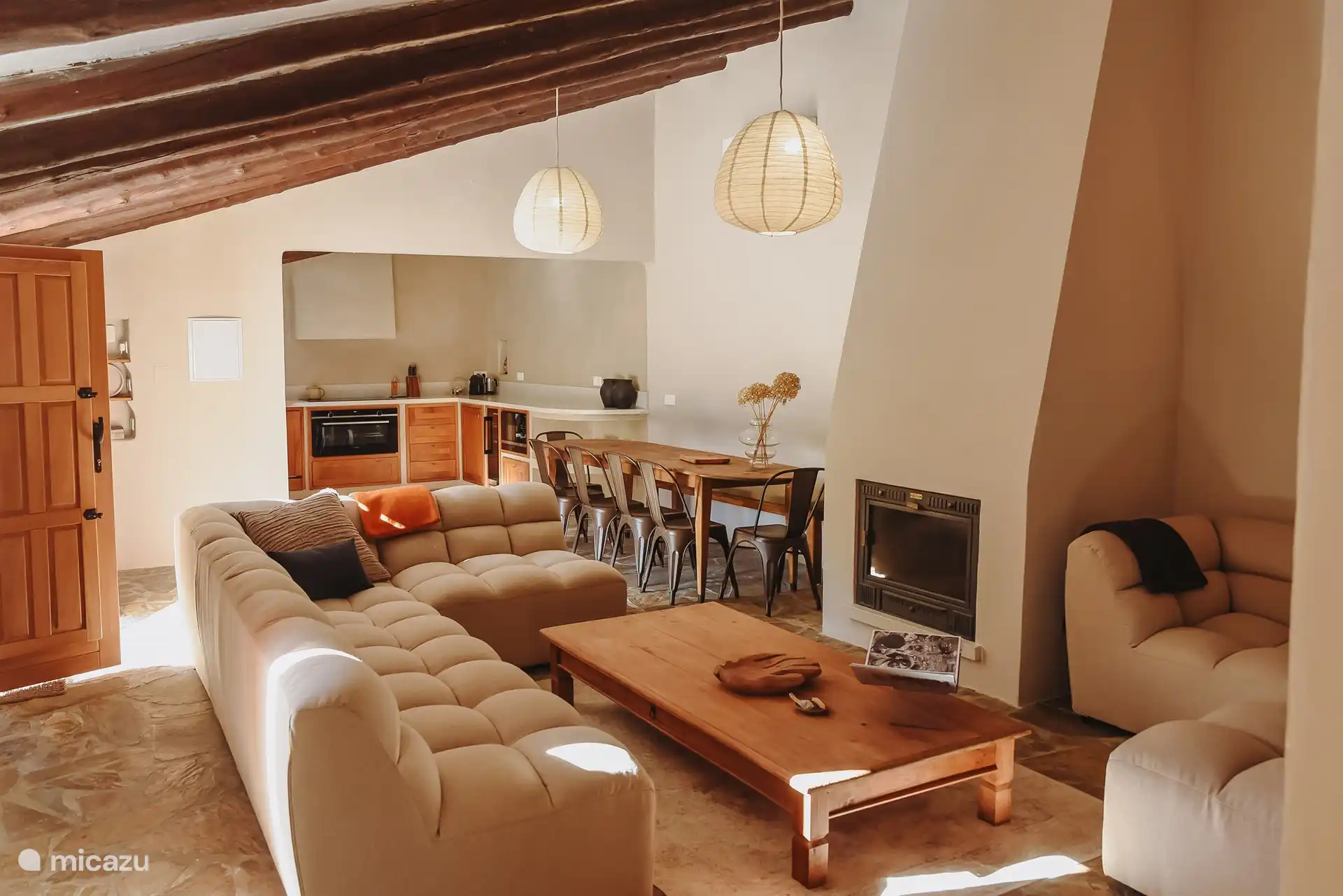 Wohnzimmer mit offener Küche