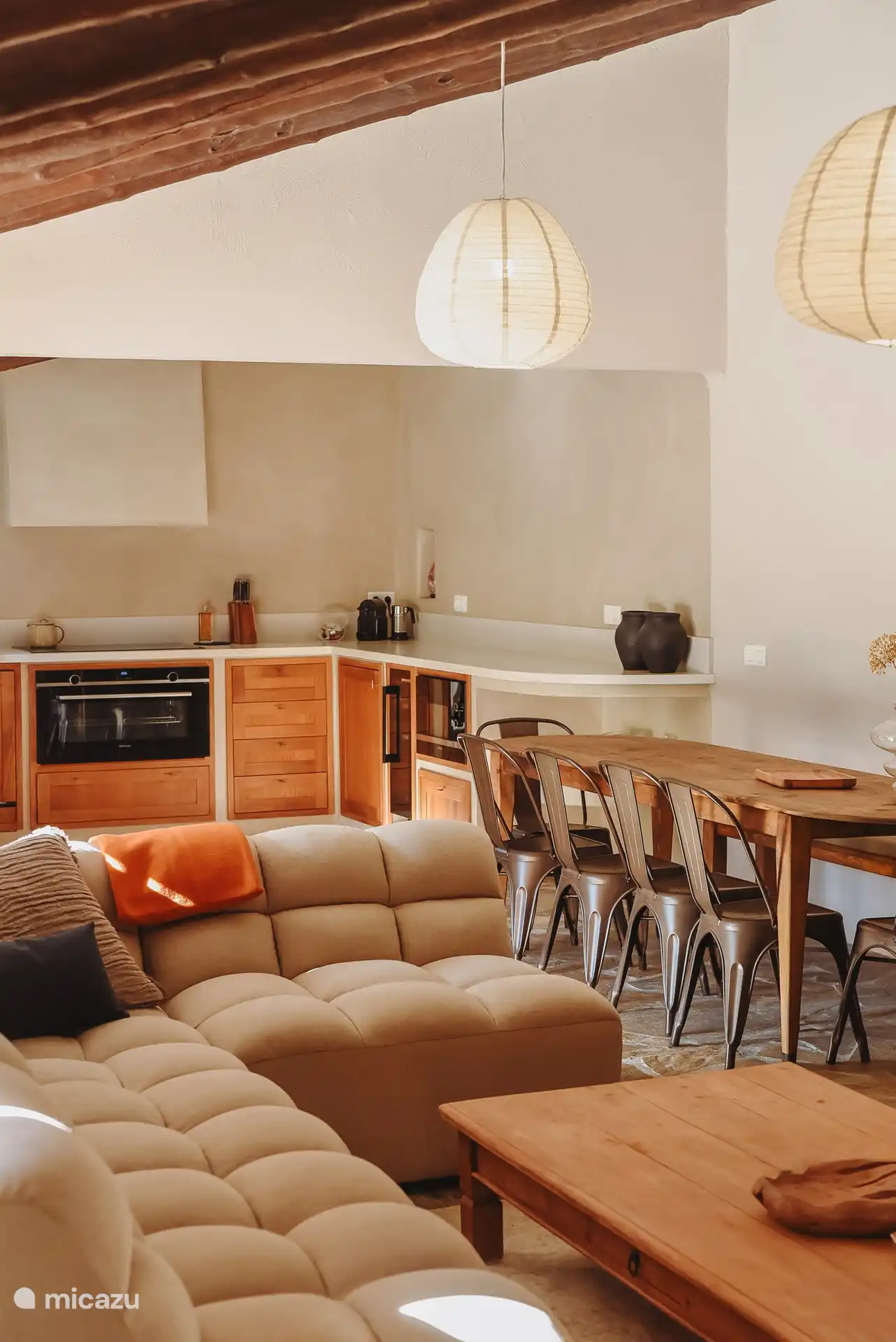 Wohnzimmer mit offener Küche