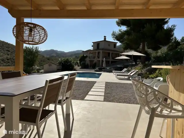 Casa Los Olivos Vista - Chambre Lucio | Espagne, Costa Cálida, Aguilas - chambres d'hôtes Le bar surplombe la piscine et la maison.