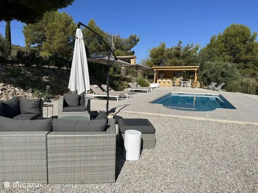 Entspannen Sie sich auf dem Lounge-Sofa.