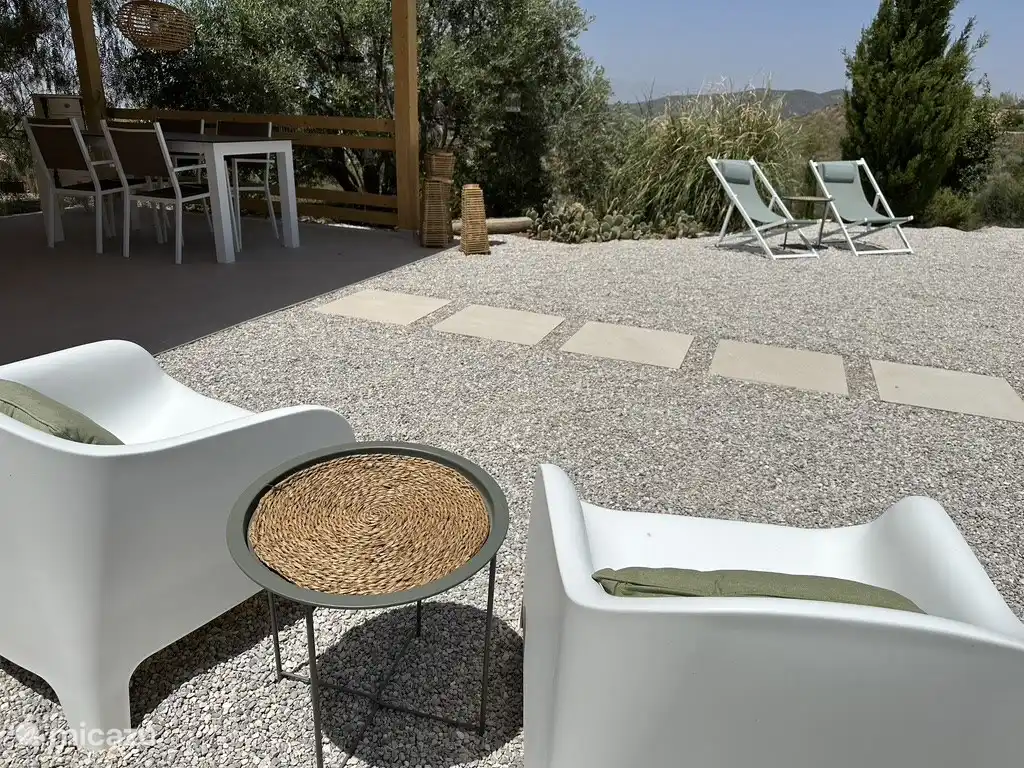 Schöne Sitzplätze an der Bar mit schöner Aussicht.