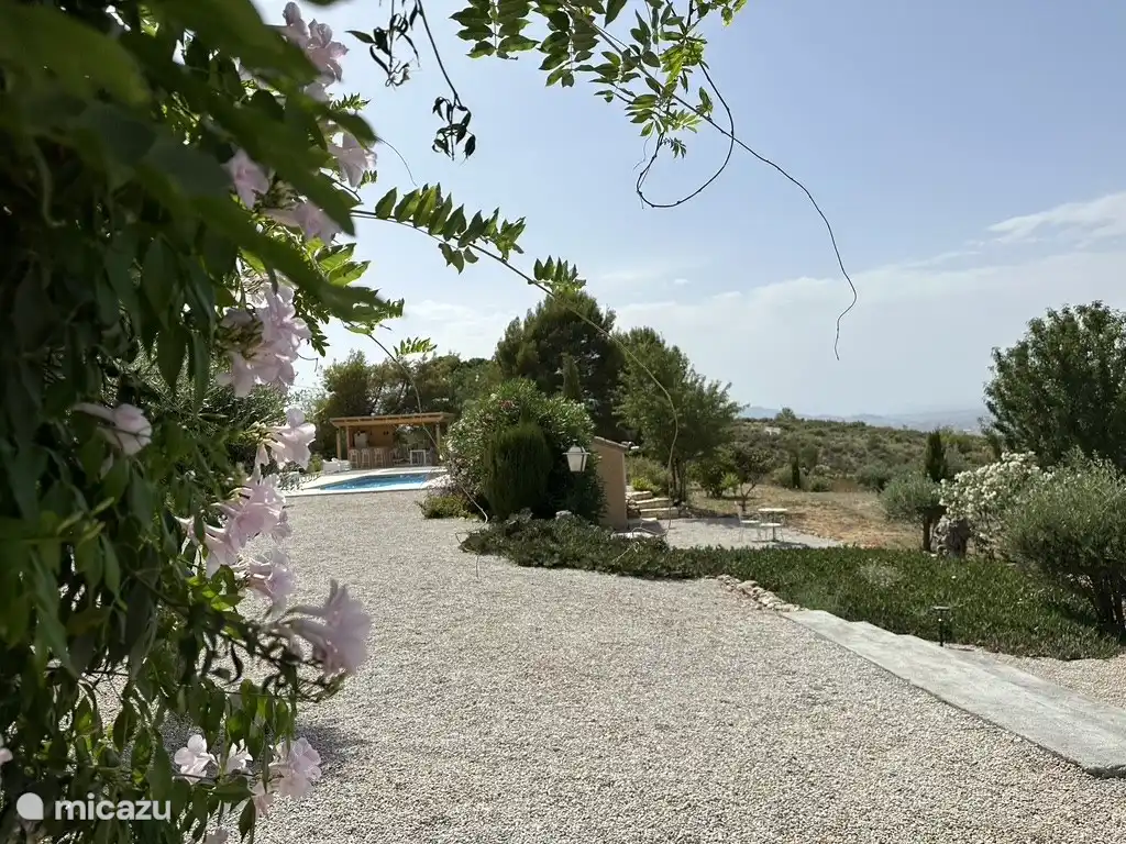 Blick auf den Pool vom Haus mit Blick auf Lorca.