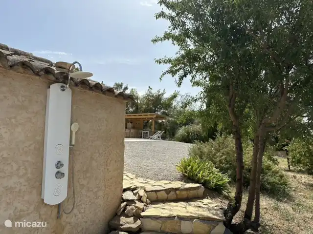 Casa Los Olivos Vista - Chambre Lucio | Espagne, Costa Cálida, Aguilas - chambres d'hôtes Douche extérieure au bord de la piscine.