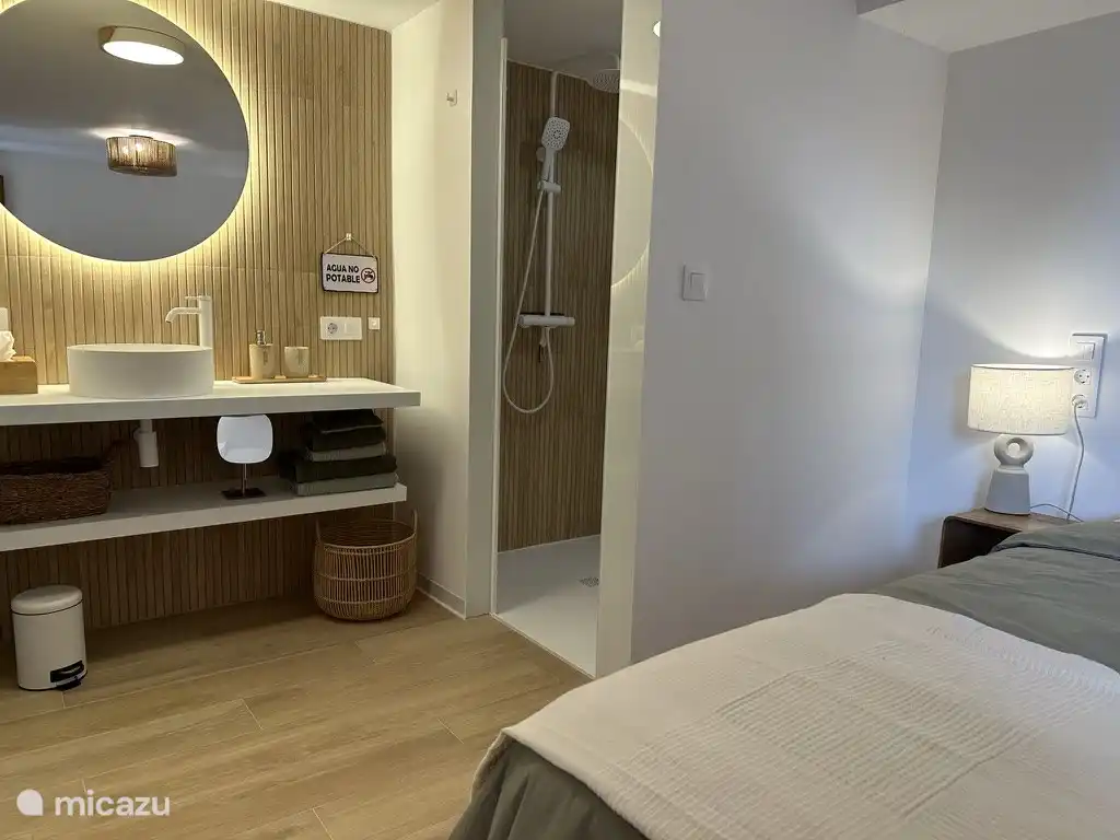 Eigenes Badezimmer mit Regendusche, Shampoo und Duschschaum, Haartrockner und Bademänteln.