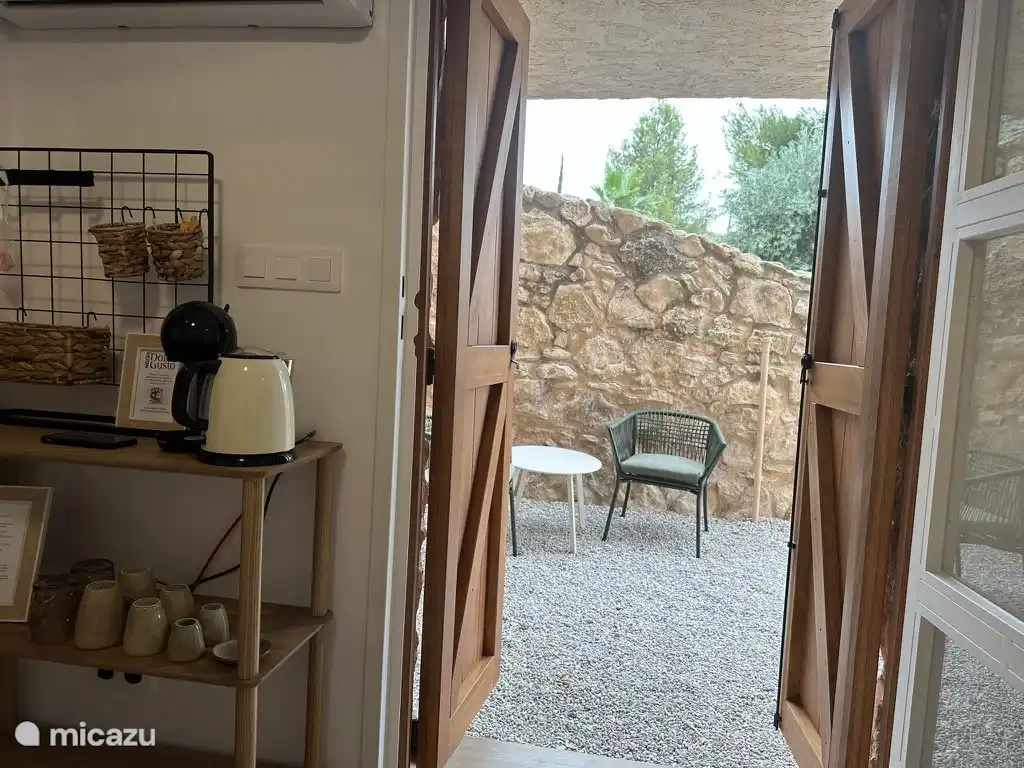 Kaffee- und Teezubereitungsmöglichkeiten im Zimmer und private Terrasse mit Sitzgelegenheiten.