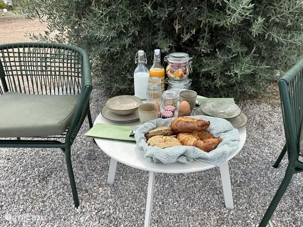 Jeden Morgen besteht die Möglichkeit, mit einem köstlichen Frühstück auf Ihrem Zimmer zu beginnen. Dies kann vor Ort gegen Aufpreis arrangiert werden.