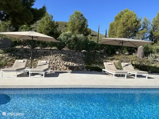 Casa Los Olivos Vista - App. Picual | Espagne, Costa Cálida, Aguilas - appartement Les luxueux transats au bord de la piscine.