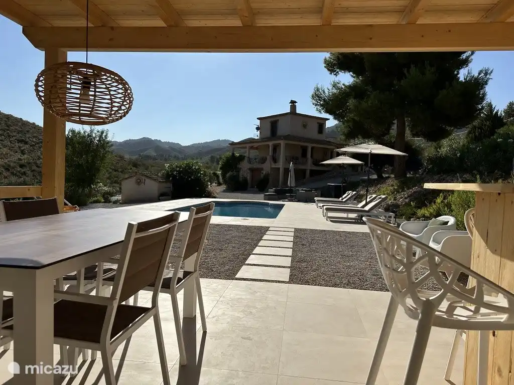 Die Bar mit Blick auf den Pool und das Haus.