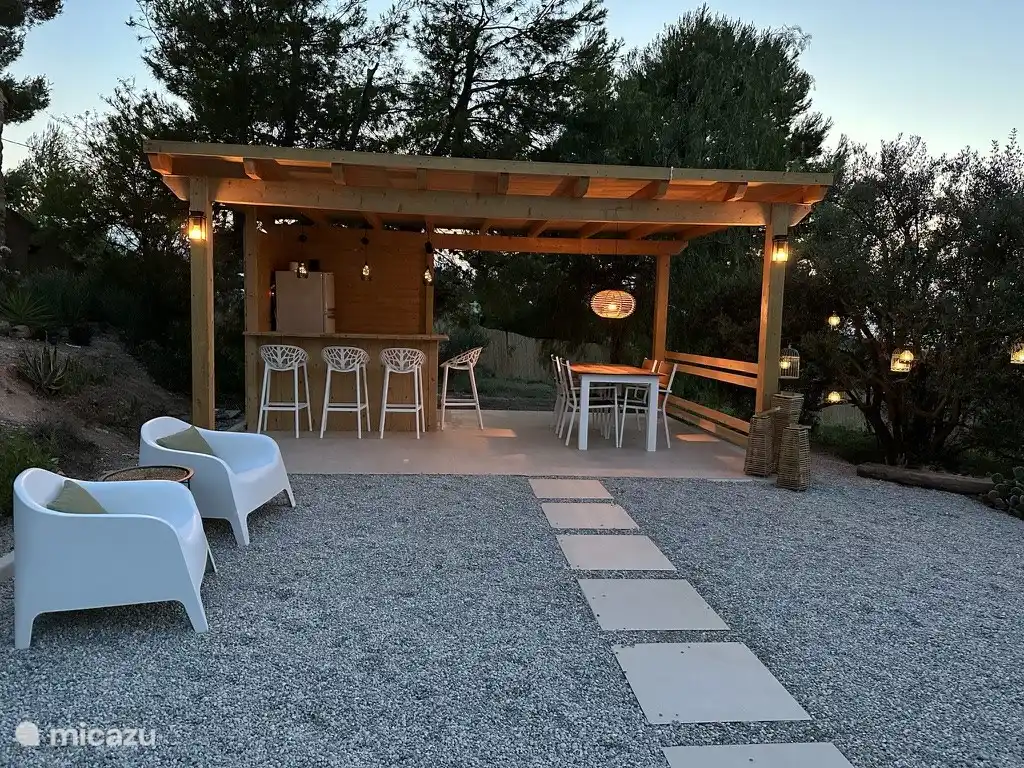 Abends ist die Bar angenehm beleuchtet.