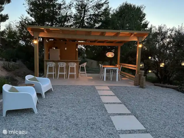 Casa Los Olivos Vista - App. Picual | Espagne, Costa Cálida, Aguilas - appartement Le soir, le bar est agréablement éclairé.